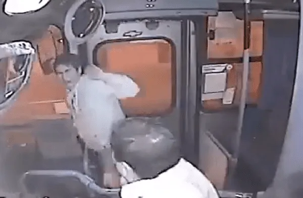 Sujeto intentó asaltar a pasajera en el bus, el conductor lo atrapó y recibió la lección de su vida