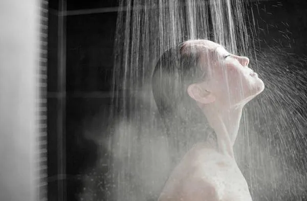 ¿Qué pasa con tu cuerpo cuando te bañas con agua caliente y sales al frío?