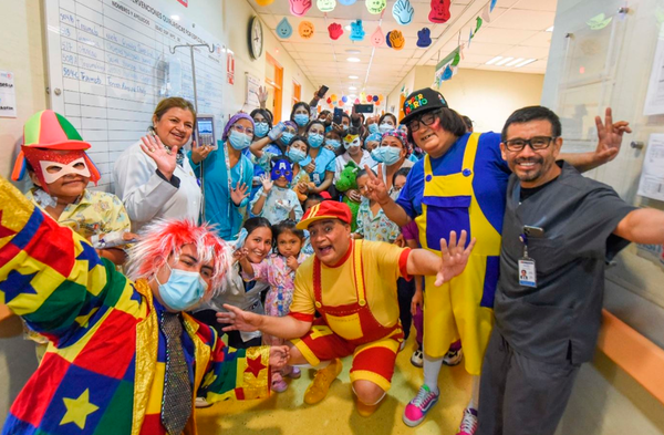 Niños hospitalizados reciben grata sorpresa del personal que se vistió de payasos para alegrarlos