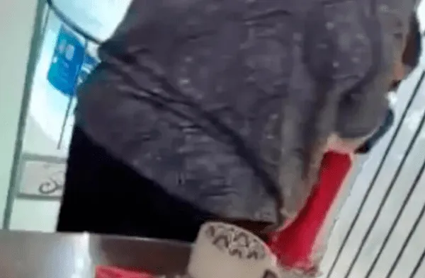 ¡Deplorable! Video capta a mujer golpeando a su sobrino autista