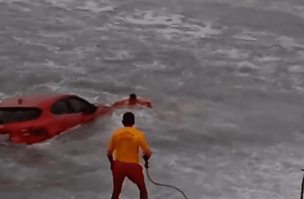 Hombre se quedó dormido en su auto y terminó siendo arrastrado por las olas de la playa en Miraflores