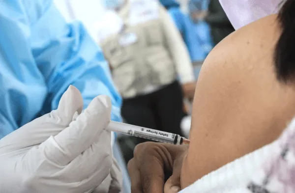 La esperanza brilla: 900,000 personas de la tercera edad inmunizadas con la vacuna bivalente