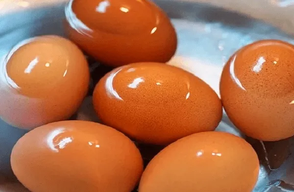 Por qué agregar vinagre para preparar huevos duros.