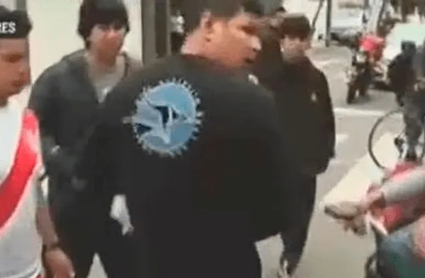 ¡A jalones! Hinchas pelean por camiseta de Argentina afuera del hotel