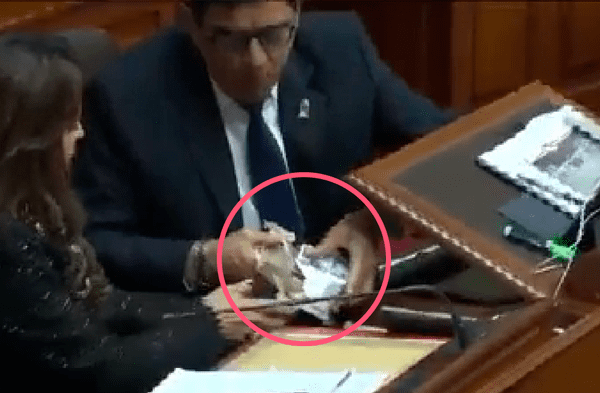 ¡A escondidas! Congresistas fueron captados comiendo turrón de Doña Pepa en plena sesión del Parlamento