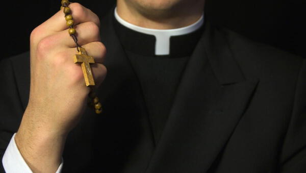¿Por qué el sacerdote católico se viste de negro? Esta es la IMPENSADA razón