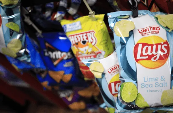 ¿Por qué las bolsas de snacks vienen medio vacías? La razón es poderosa