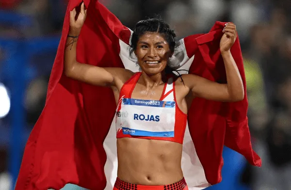 Emoción desbordante Luz Mery Rojas conquista Santiago 2023 con honor y brillo