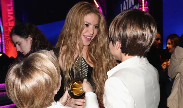 Milan y Sasha festejan que Shakira triunfe en los Latin Grammy con tiradera contra Piqué