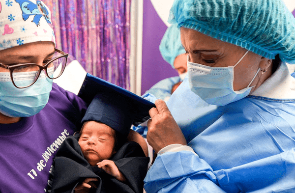 ¡Se graduaron! Bebés prematuros festejan la vida luego de haber superado cuidados intensivos