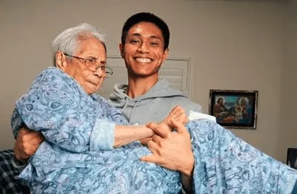 Joven cuida a su abuela por más 7 años pese a que familia quiso enviarla a casa hogar