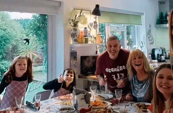 Abuela cobra 200 euros a su familia por ser anfitriona en cena de Navidad