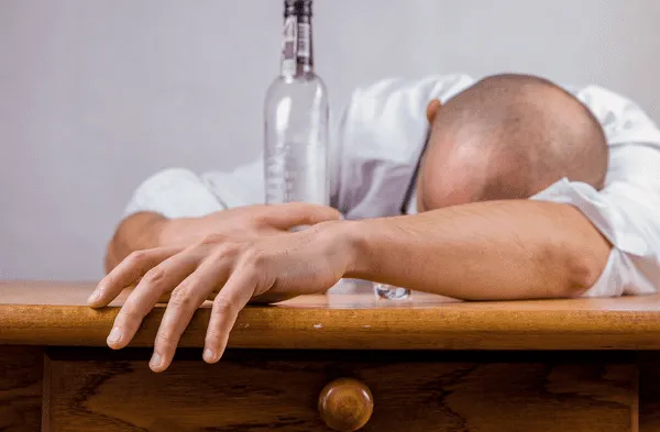 ¿Por qué 'borras casette' después de BEBER mucho alcohol? Esto pasa con tu MEMORIA