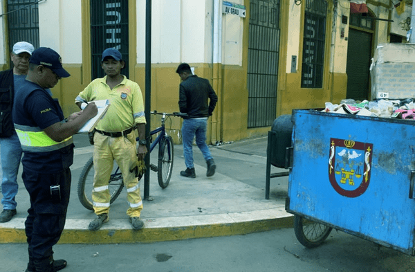 Personal de limpieza pública halla feto abandonado en tacho de basura del óvalo Grau