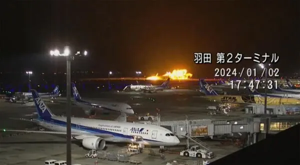 Avión se incendia en Japón: video grabado por pasajero muestra bola de fuego en aeropuerto | Avión de Japan Airlines se incendia