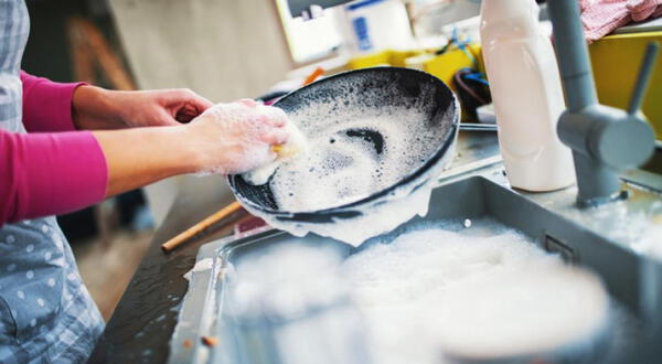 Trucos de cocina para limpiar usando igredientes caseros: cómo quitar la grasa de la cocina y más