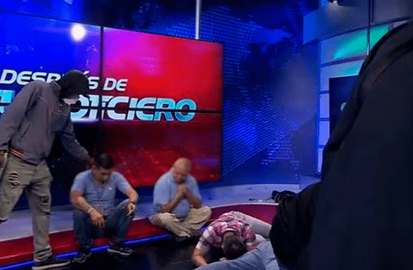 El grito de terror de un trabajador herido en canal de TV de Ecuador: "Mi sangre es muy rara"
