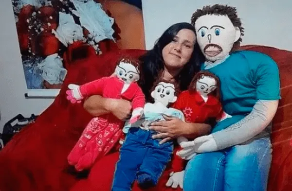 Mujer Casada con Muñeco de Trapo Comparte las Dificultades de Criar 'Gemelos' de Trapo