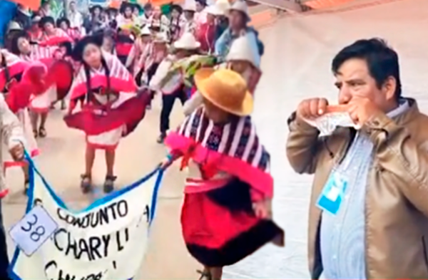 Profesor interpreta huaylarsh con una bolsa y un peine para que sus alumnos puedan bailar