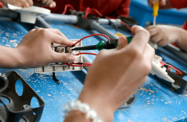 Alumnos de secundaria aprenderán electricidad, cocina y barbería en formación técnica