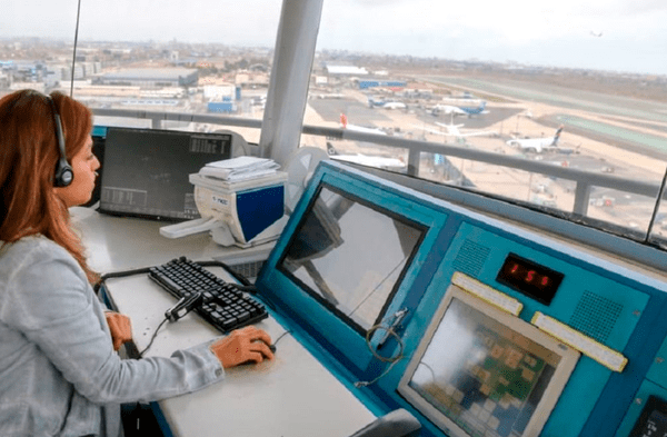 Lanzan becas para curso GRATIS de controlador aéreo: mira cómo inscribirte