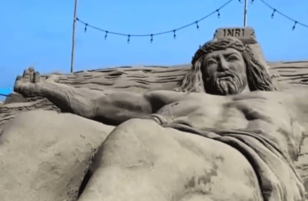 Magistral escultura: artistas locales crean Cristo de arena en Cerro Azul
