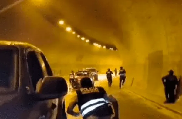Video captó la IMPRESIONANTE BALACERA entre PNP y delincuentes en túnel Santa Rosa