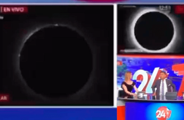 Noticiero proyecta video falso del eclipse solar con genitales masculinos EN VIVO