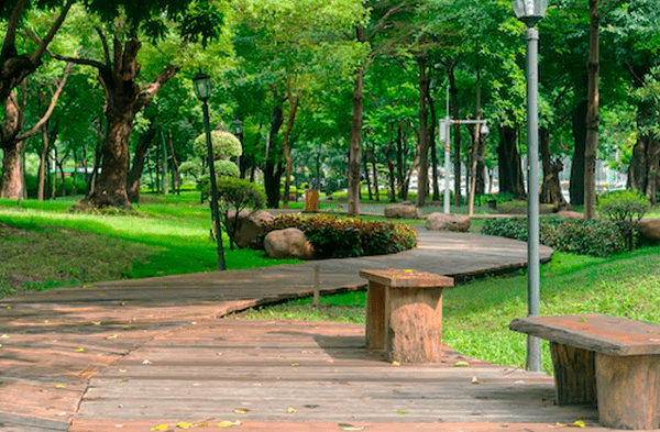 Pareja es captada teniendo relaciones sexuales en parque y policías los agarran a palazos