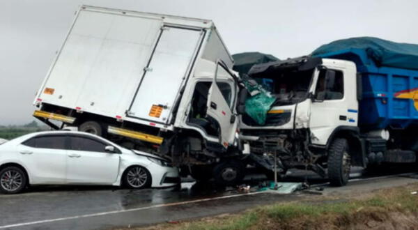 La Libertad: choque entre tráiler, furgoneta y auto deja 1 muerto y 5 heridos wapa.pe