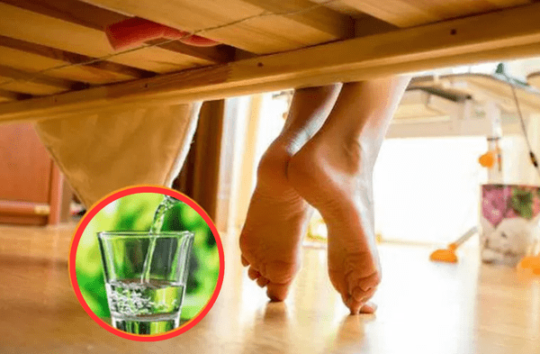 Vaso de agua debajo de la cama. wapa.pe