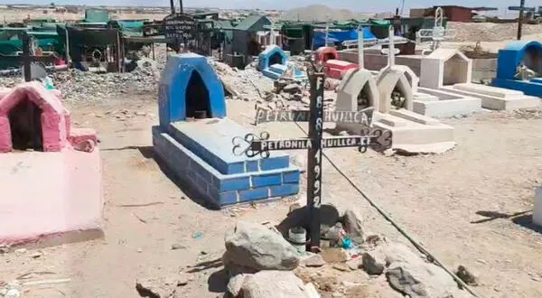 En Arequipa, un hombre es hallado durmiendo sobre la tumba de su esposa. Sus hijos afirman que tiene problemas con el alcohol wapa.pe