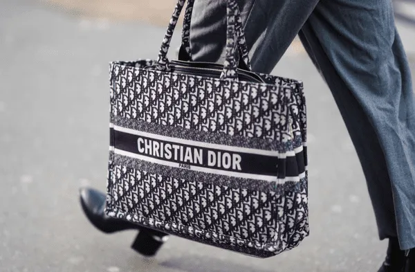 Lo que nadie te cuenta: así se producen los bolsos de Dior por menos de 70 €. wapa.pe