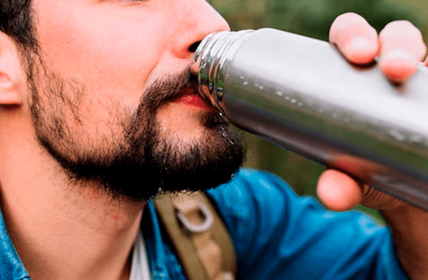 Murió por usar el mismo termo durante años: el plomo lo envenenó sin que lo supiera wapa.pe