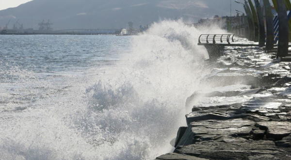 Tren de olas llegará a puertos del Perú entre 10:10 y 12:31 horas. wapa.pe