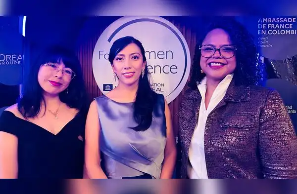 Denisse Ruelas junto a las otras dos ganadoras del premio "L’Oréal For Women in Science". wapa.pe