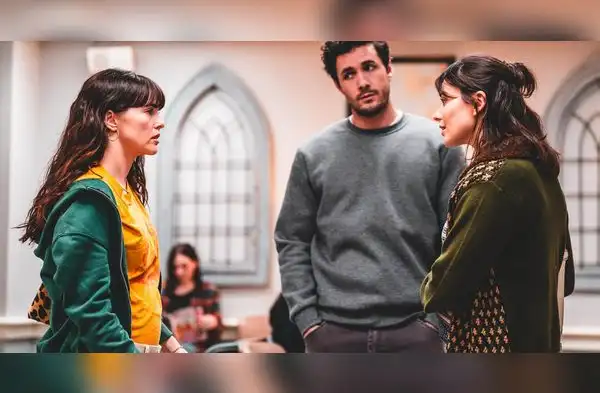 Zoey Deutch, Jonah Hauer-King y Ruby Cruz protagonizan 'Beso de tres' wapa.pe