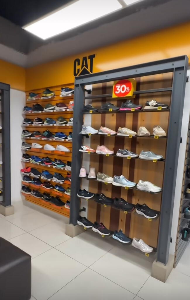  El gran outlet ubicado en la capital vende zapatillas de marca a un precio de remate.    