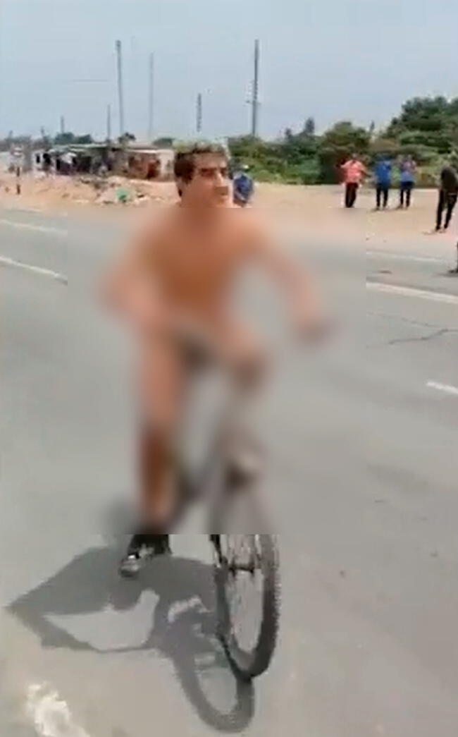  Makanaky y la vez que manejó una bicicleta sin ropa en la carretera.    