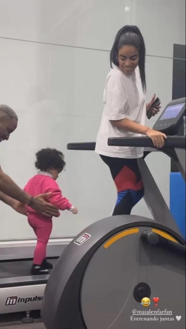 Jefferson Farfán compartiendo con sus dos hijas: Maialen y Luana. La historia fue subida por Darinka Ramírez, madre de Luana.   