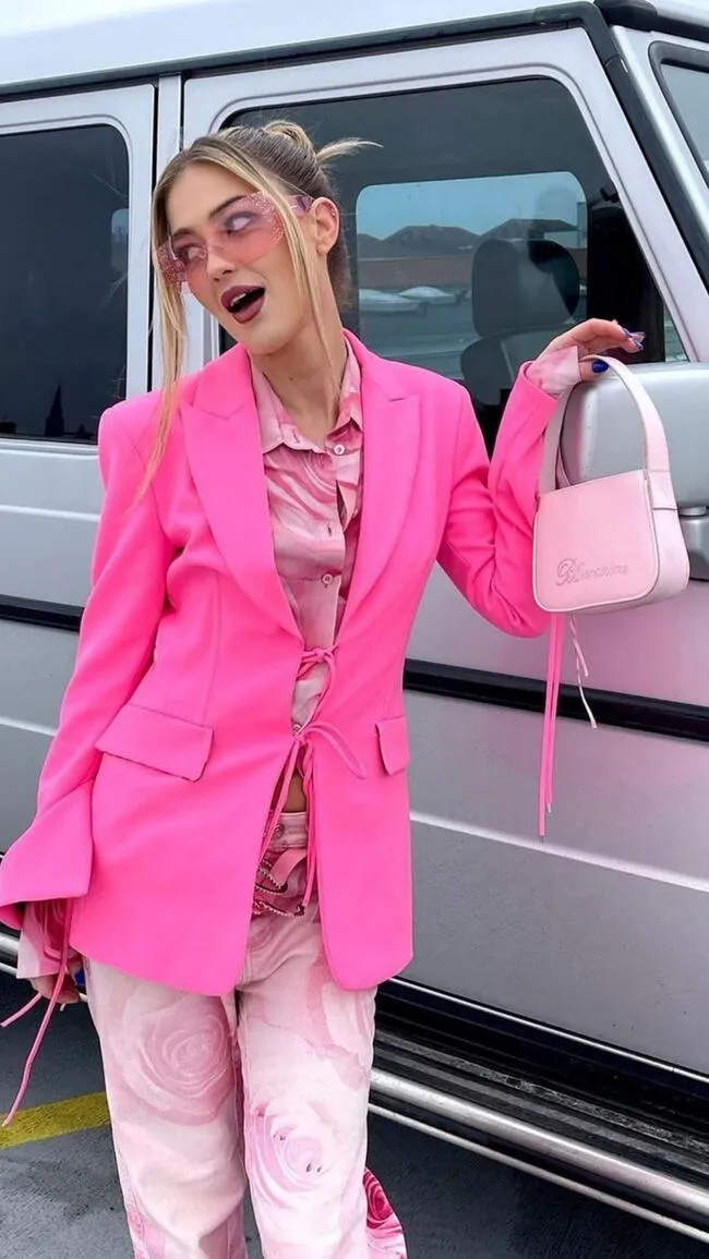 Modelo luciendo un increíble outfit total pink. | Difusión.  