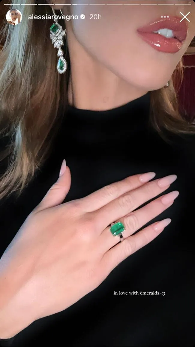 Alessia Rovegno lució su costoso anillo de esmeralda en las redes sociales.    