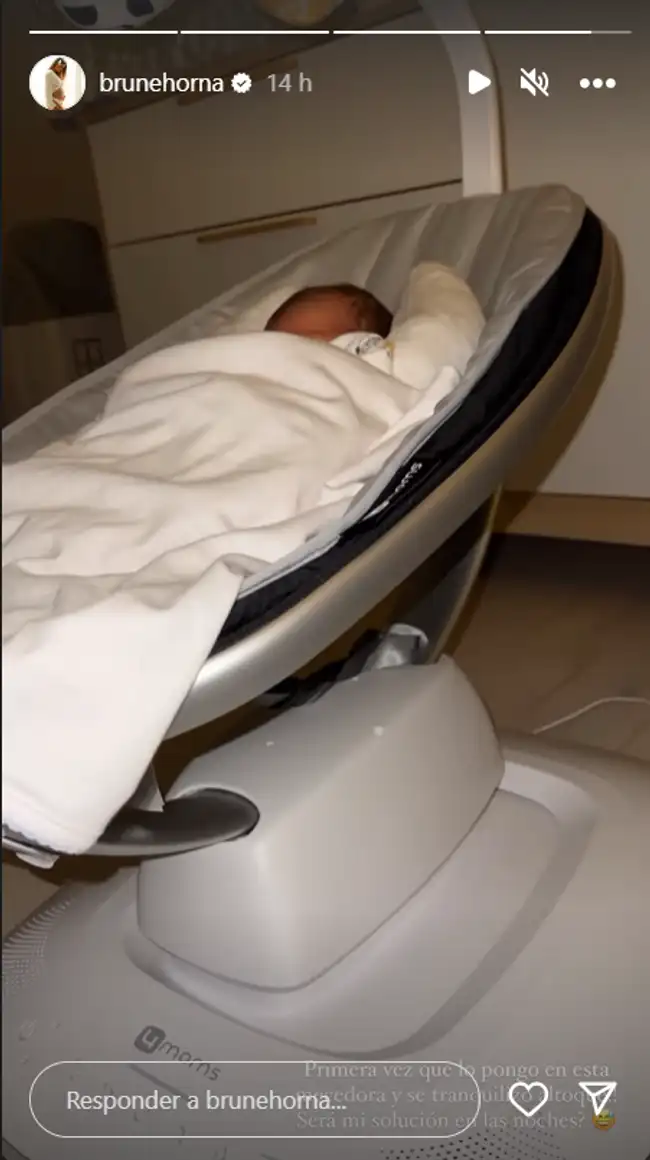 <em>Bebé de Brunella y Richard en su nueva mecedora de lujo.</em>   