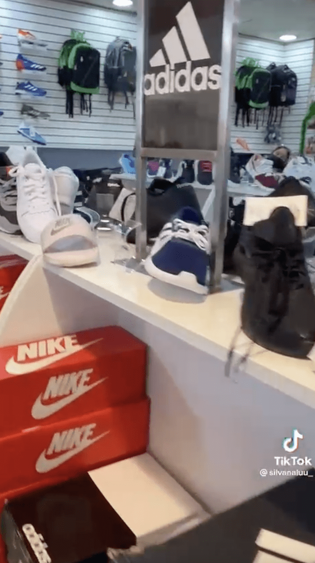 Oferta de zapatillas Adidas en el almacén ubicado en San Miguel.   