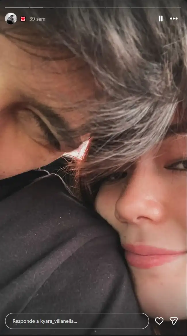 La joven pareja no duda en compartir sus dulces momentos.  