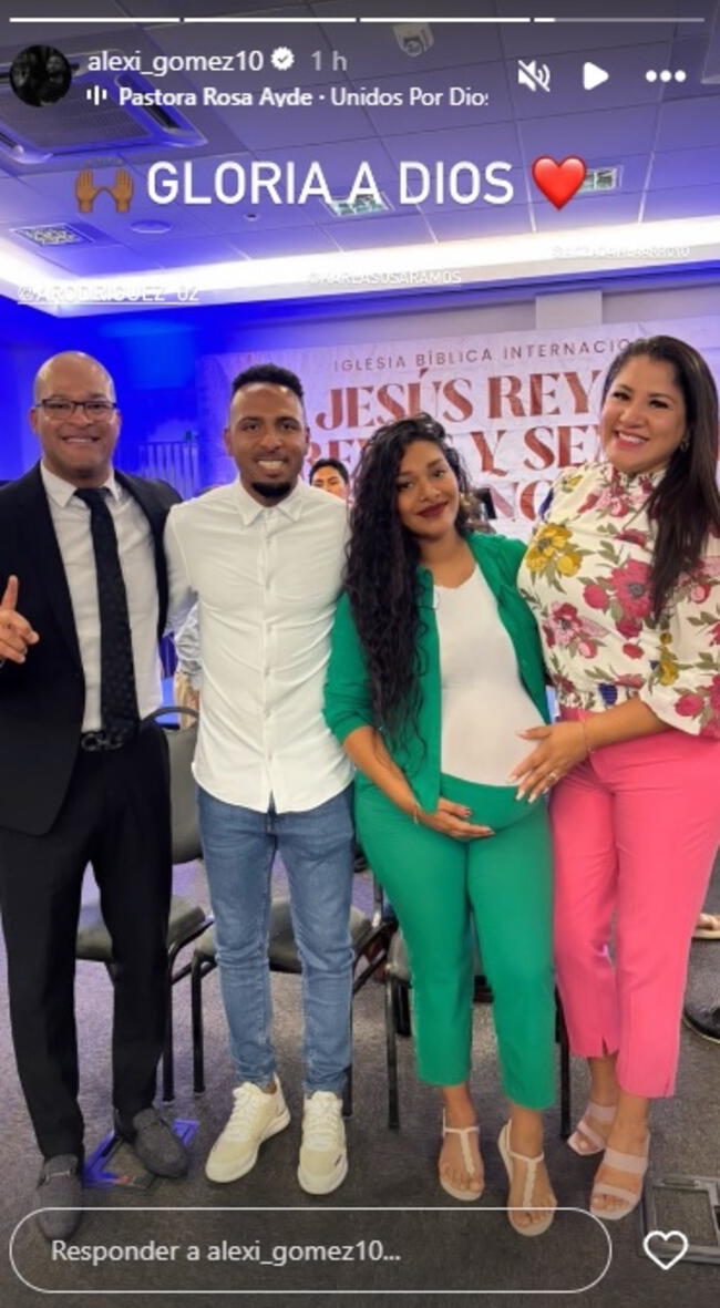 Alberto Rodríguez y Alexi Gómez junto a sus esposas tras compartir su fe en una iglesia de Lima.   