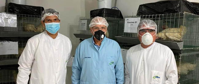 Manolo Fernández junto a los colaboradores del laboratorio Farvet.   