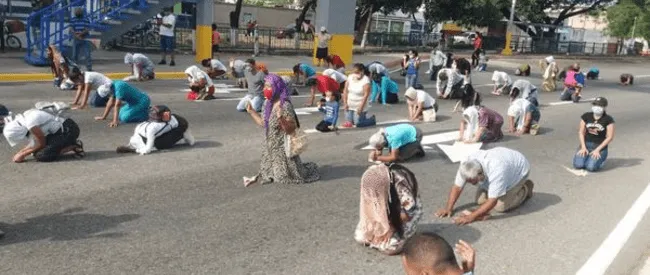 Cristianos usaron las calles para poder orar a Dios sin aglomerarse. Respetaron los protocolos sanitarios. Foto cortesía: Twitter.   