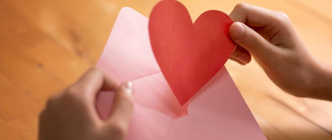  Escríbele algo romántico a tu pareja antes de fin de año.    