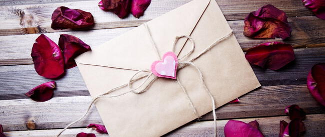  Los mensajes de amor quedan mejor en una carta romántica para tu pareja.    